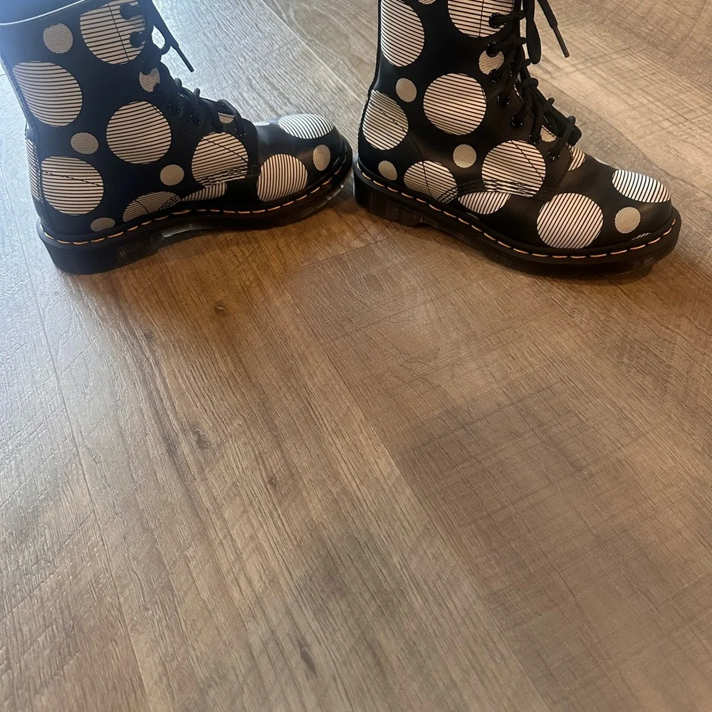 Dr. Martens 1460 Yayoi Polka Dot Black/white Lace Up Boots. Size 7 - Picture 4 of 7